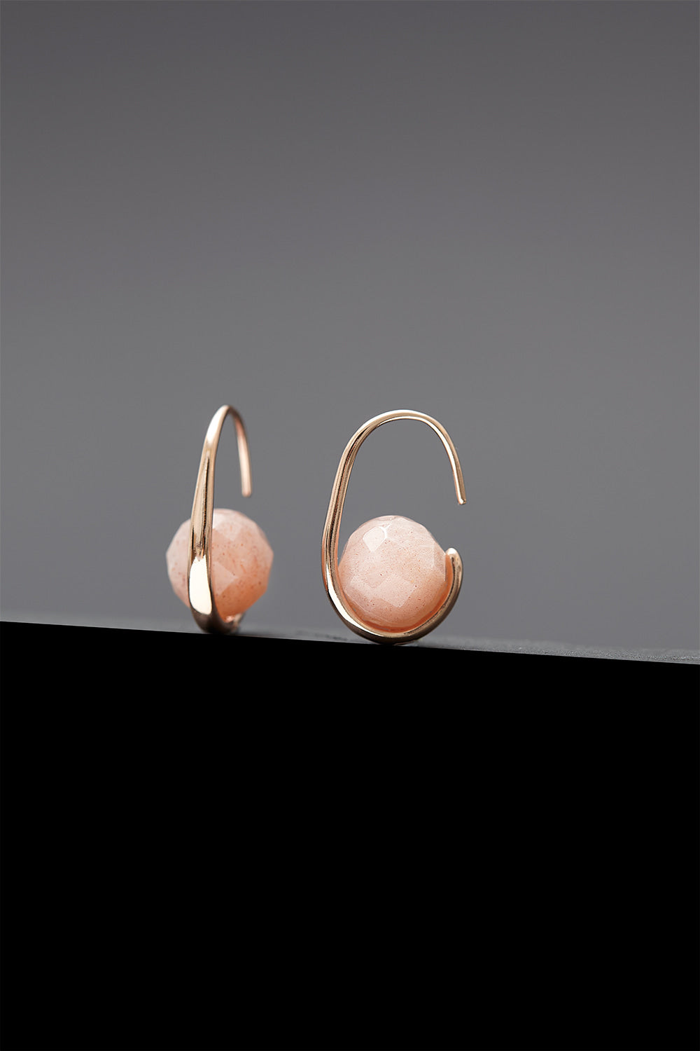 Peachmoonstone oval hoop earrings - fasfas
