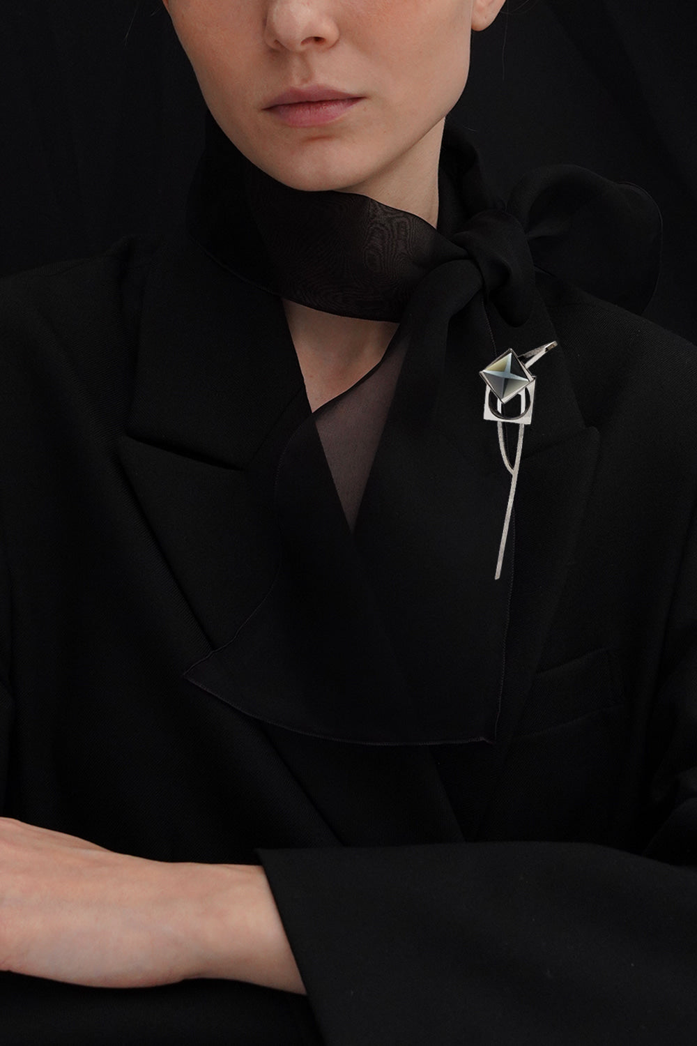 Noir theoria brooch square - fasfas