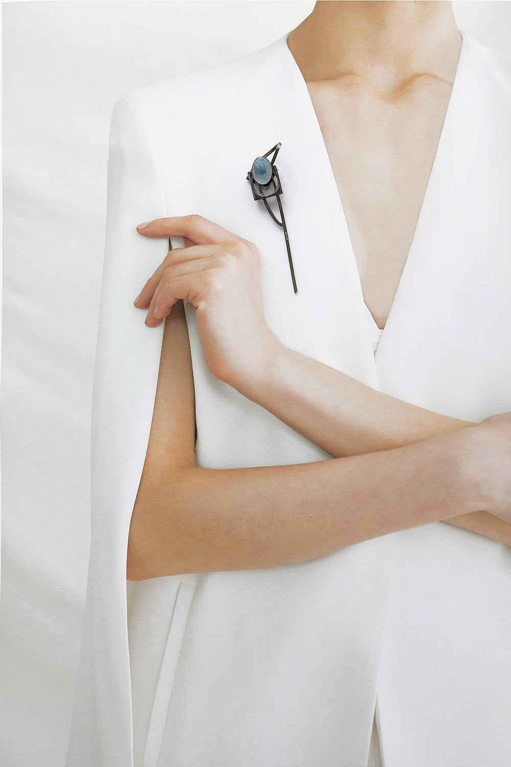 Matte navy theoria brooch noir - fasfas