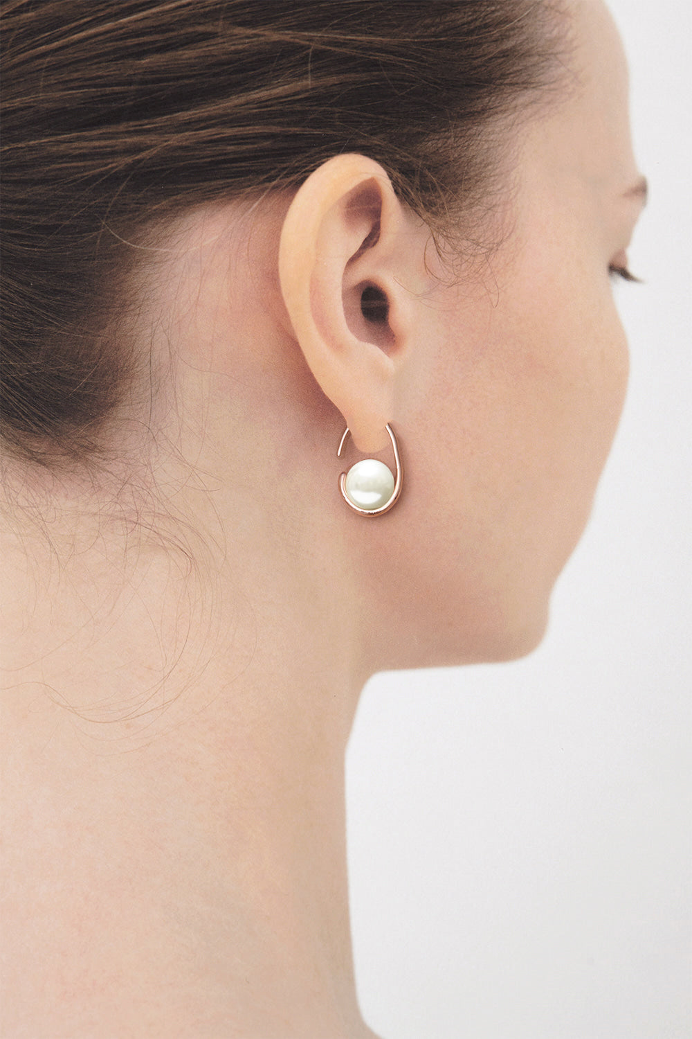 White pearl oval hoop earrings - fasfas