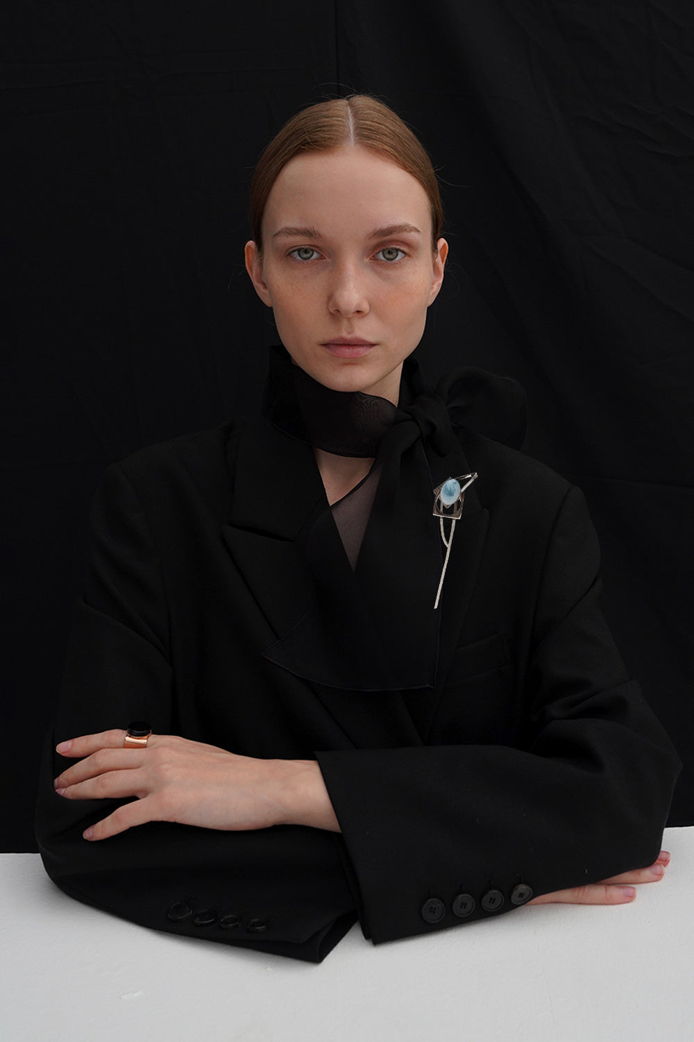 Matte navy theoria brooch noir - fasfas
