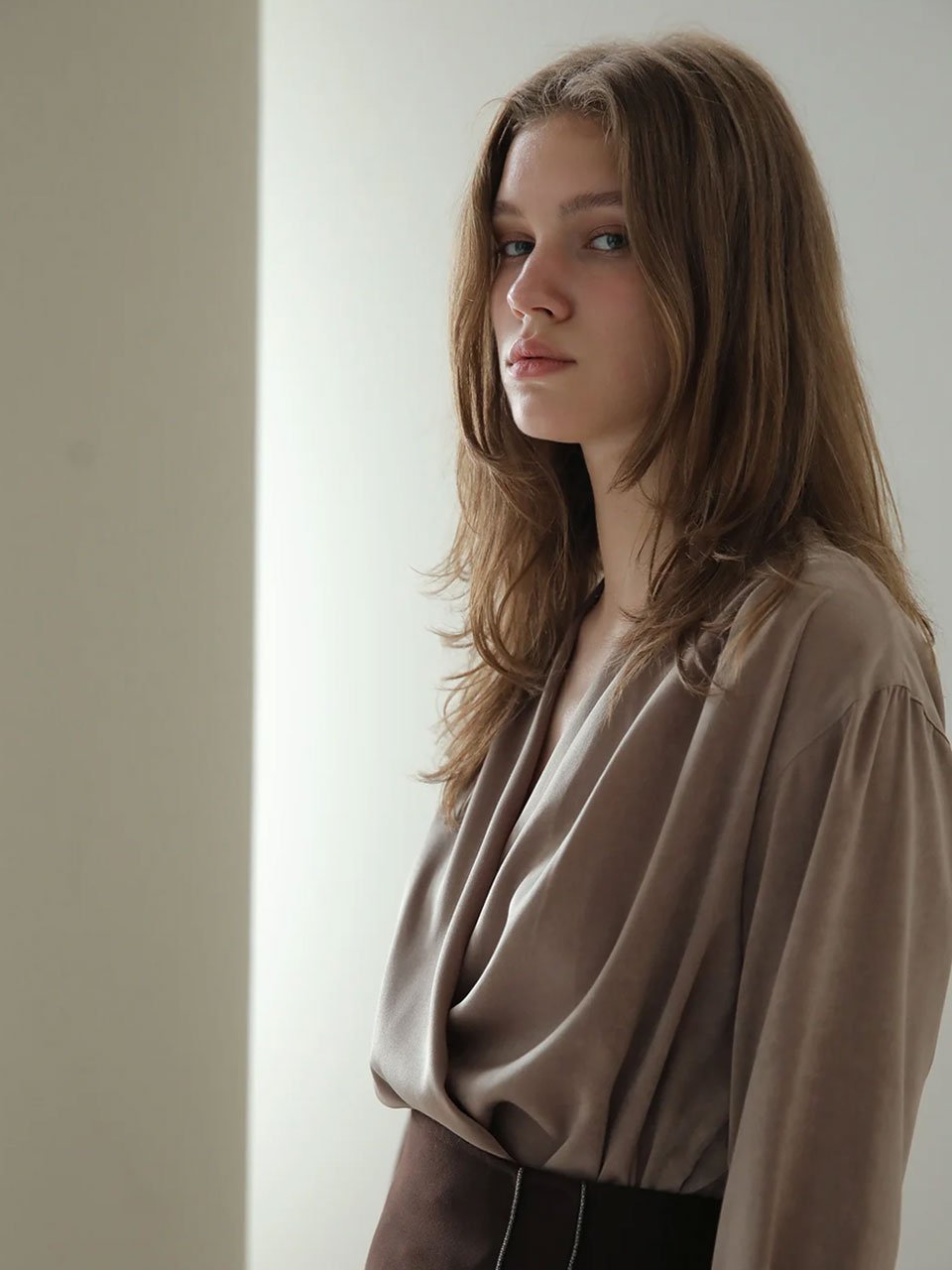 Loose-fit draped blouse brown - fasfas