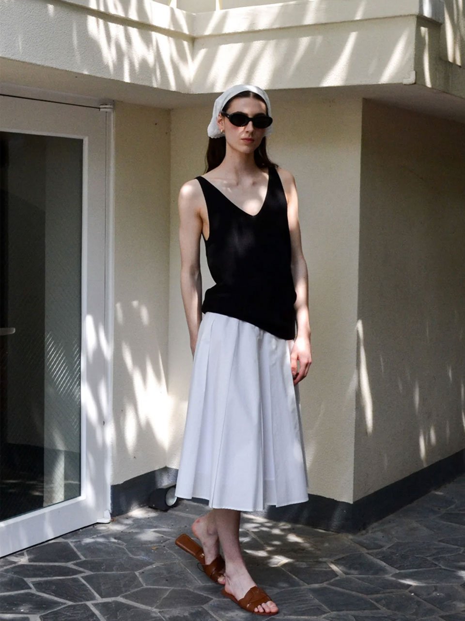 Unbalanced pleats skirt white - fasfas