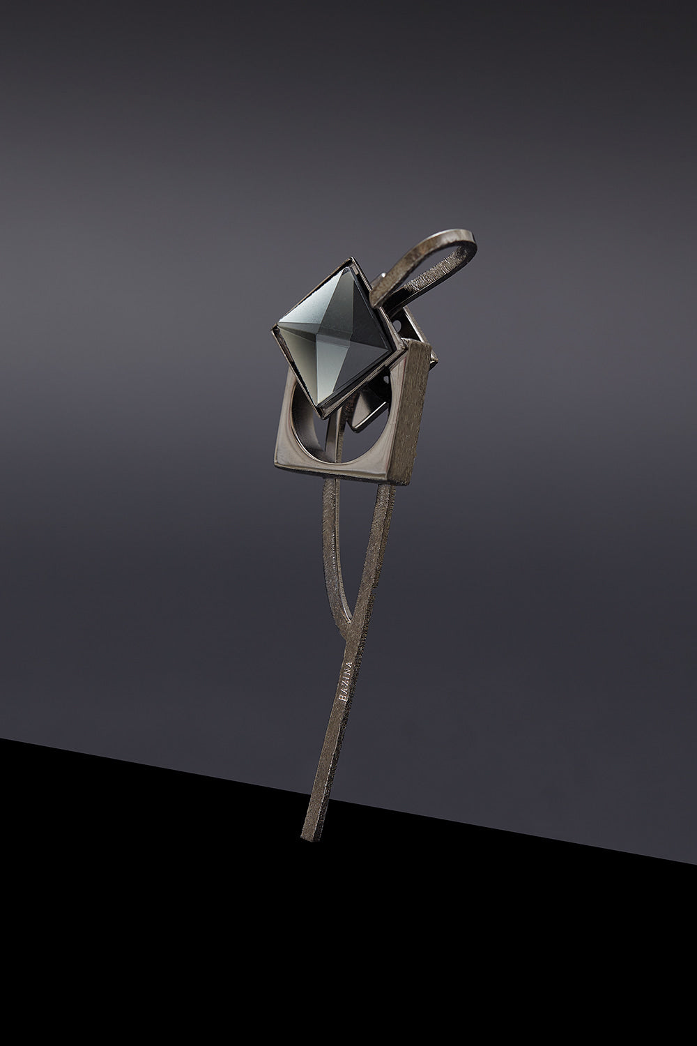 Noir theoria brooch square - fasfas