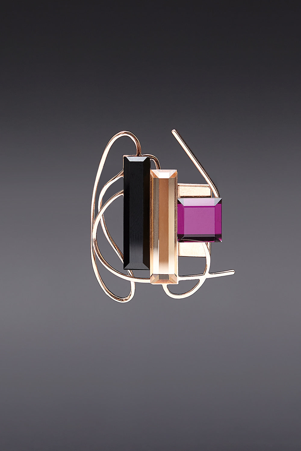 Dancing objet No.9 petit brooch apricot - fasfas