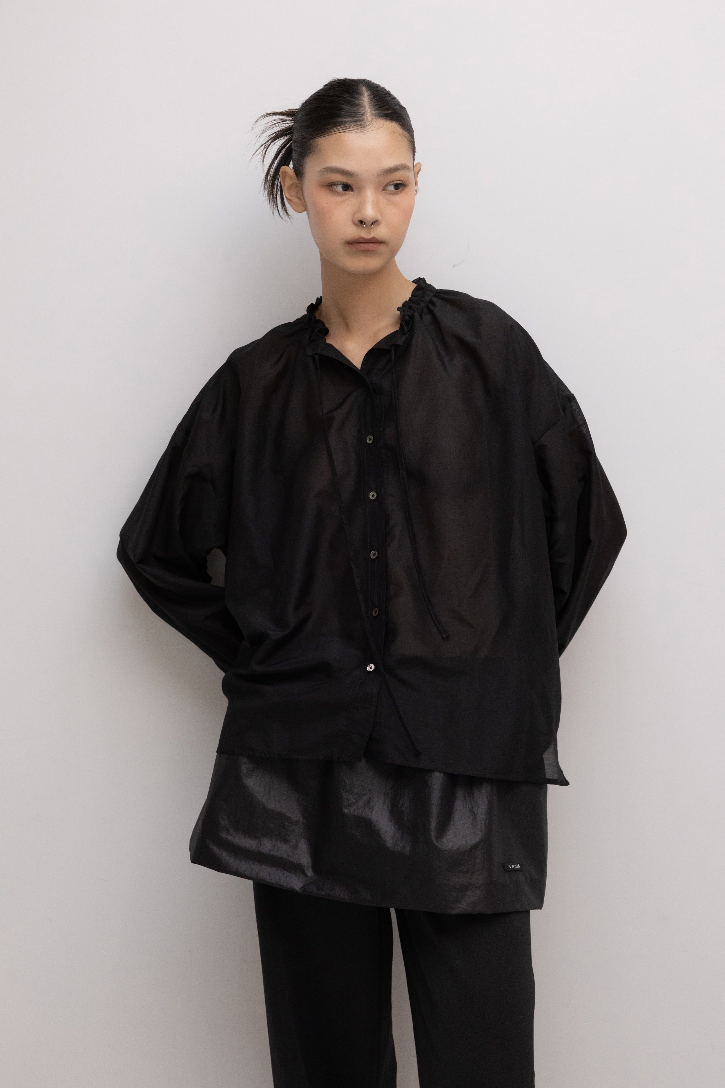 静かな風に隠された革新的ファッション「VENTE」