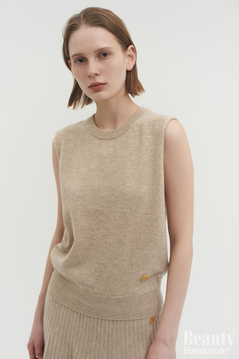 "Elegance Begins the Moment You Dress —Luxury Cashmere SOETAERT"