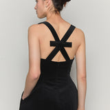 فستان مخملي بتفصيل شريط على شكل ساعة رملية