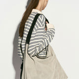 Borsa hobo in pelle di mucca con tracolla grigia