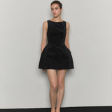 فستان مخملي بتفصيل شريط على شكل ساعة رملية