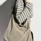 Borsa hobo in pelle di mucca con tracolla grigia