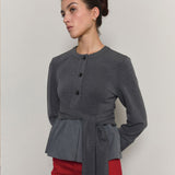 بلوزة بيبلوم من جيرسي بحزام قوس باللون الرمادي