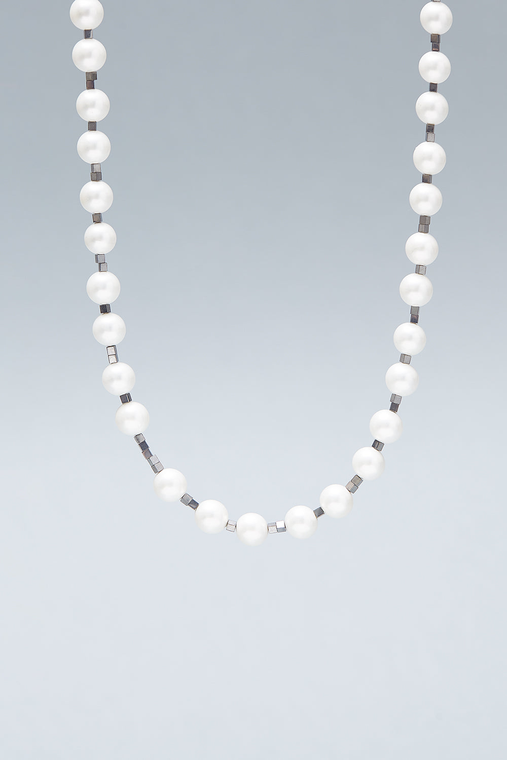Somewhere between grey and white pearl necklace (8mm) [unisex] - fasfas