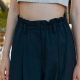 Weit geschnittene Hose mit Biesen und Falten in Marineblau