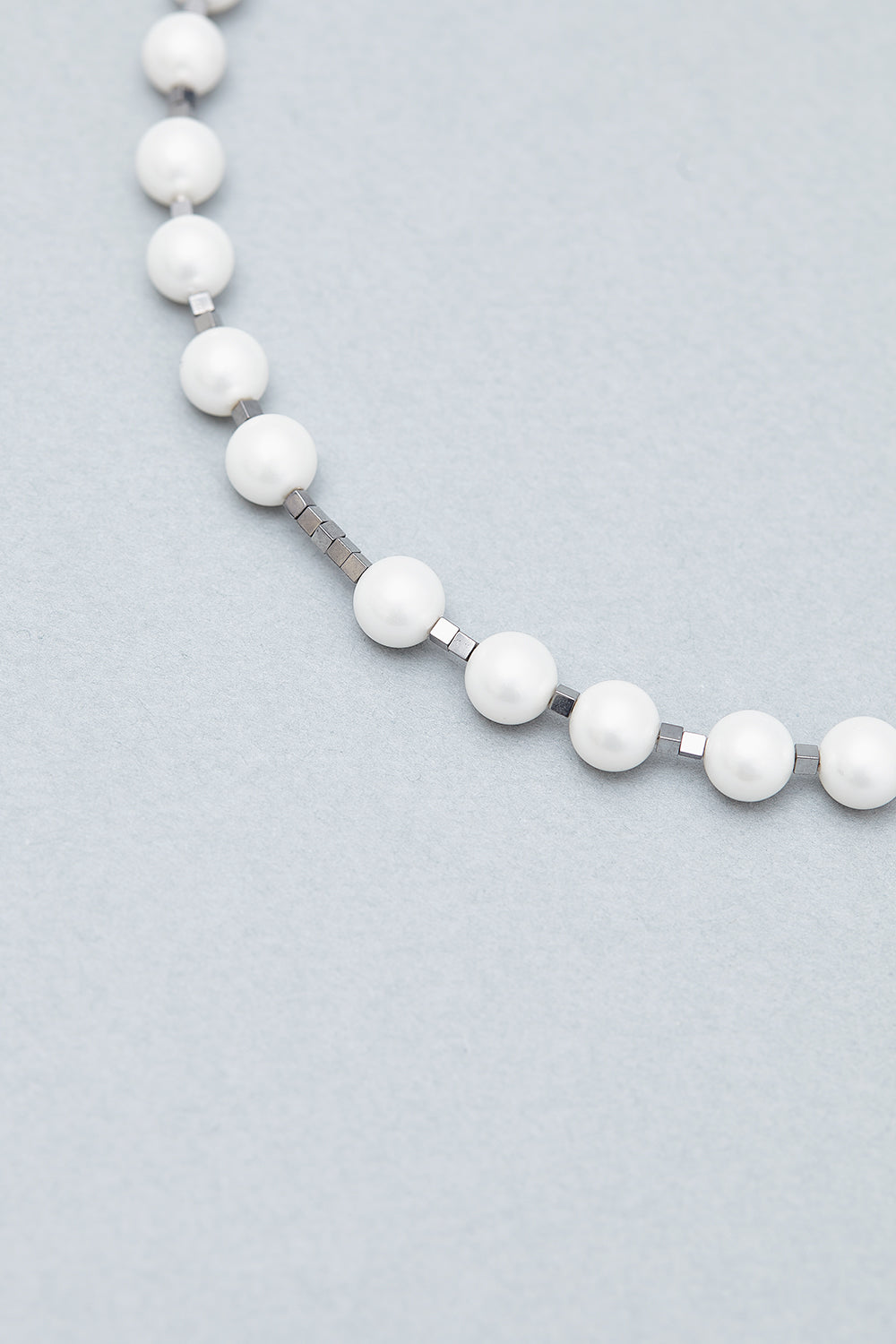 Somewhere between grey and white pearl necklace (8mm) [unisex] - fasfas