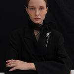 Matte navy theoria brooch noir - fasfas