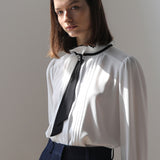 Blouse plissée à col lavallière noire