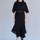 Robe asymétrique en soie noire style cape
