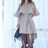 Trench-coat asymétrique à manches cape découpées gris lavande