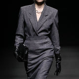 Giacca in lana con dettagli di ricamo grigi