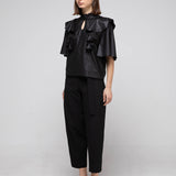 Blouse noire à volants avec encolure porte-clés ample
