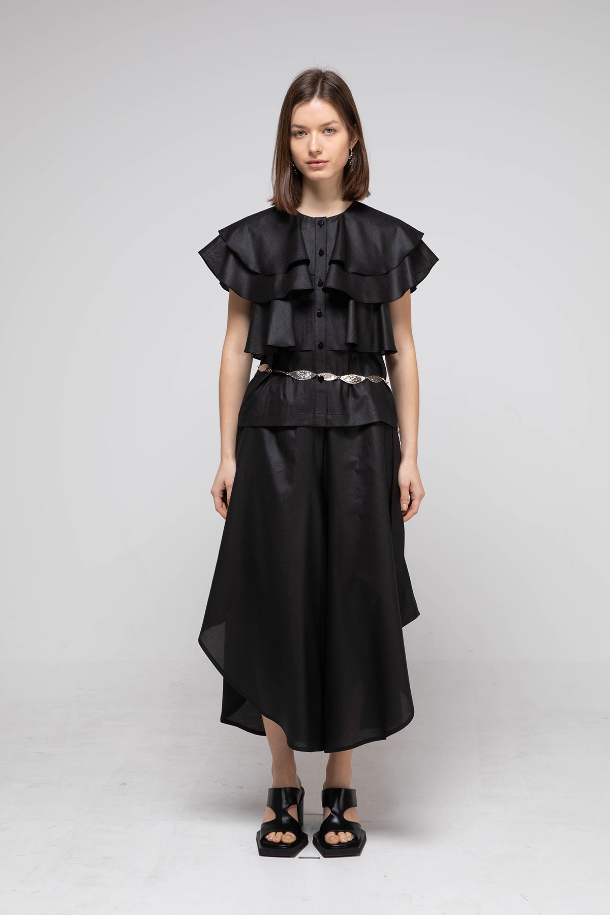 Loose fit 3-tier ruffle sleeveless blouse black - fasfas