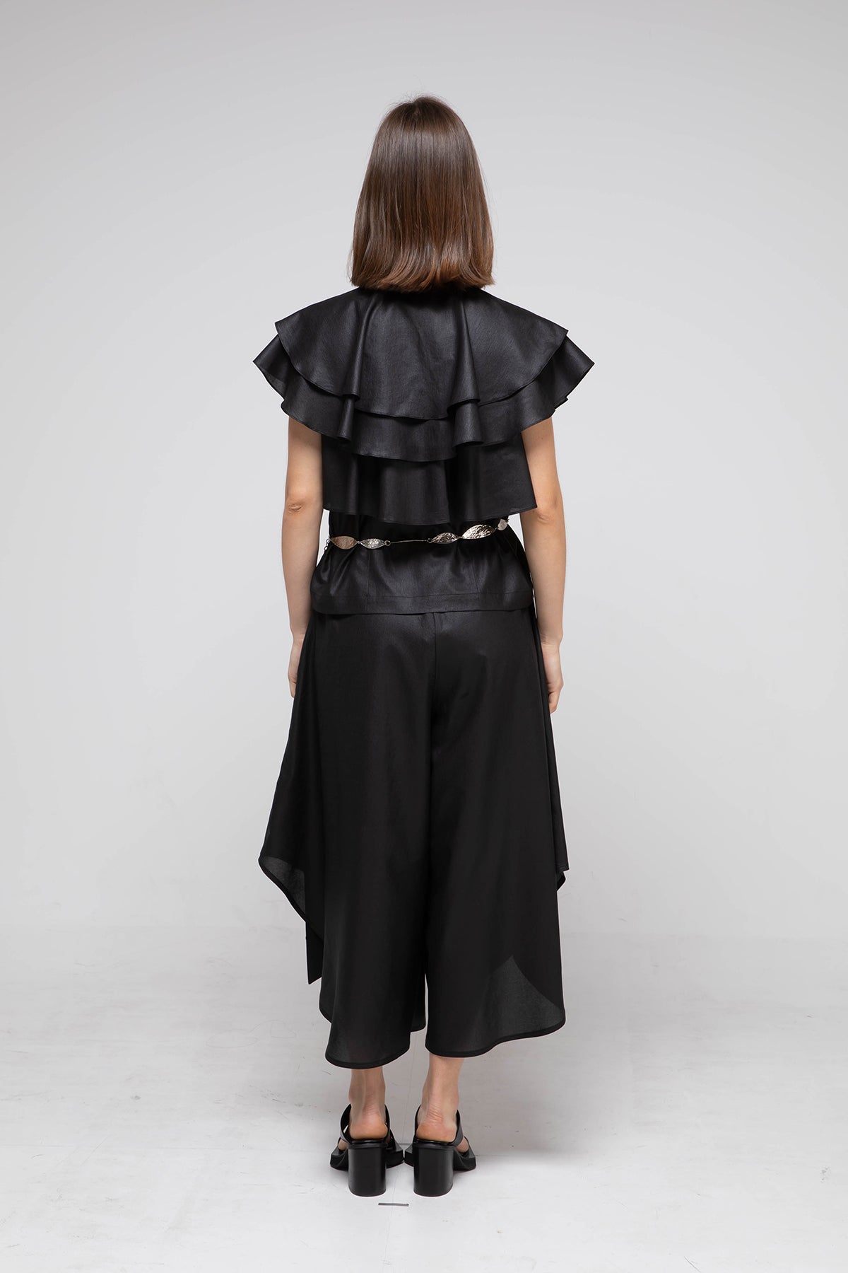 Loose fit 3-tier ruffle sleeveless blouse black - fasfas