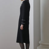 فستان قطعة واحدة بتفصيل شريط ياقة بيضاء مشطبة