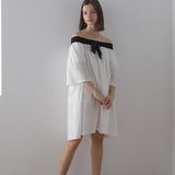Schwarzes Midi-Kleid mit schulterfreiem Ausschnitt