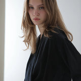 Blouse noire ample et drapée