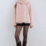 Cachecol de lã rosa com cabelo longo e ondulado e felpa