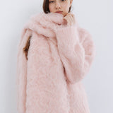 Cachecol de lã rosa com cabelo longo e ondulado e felpa