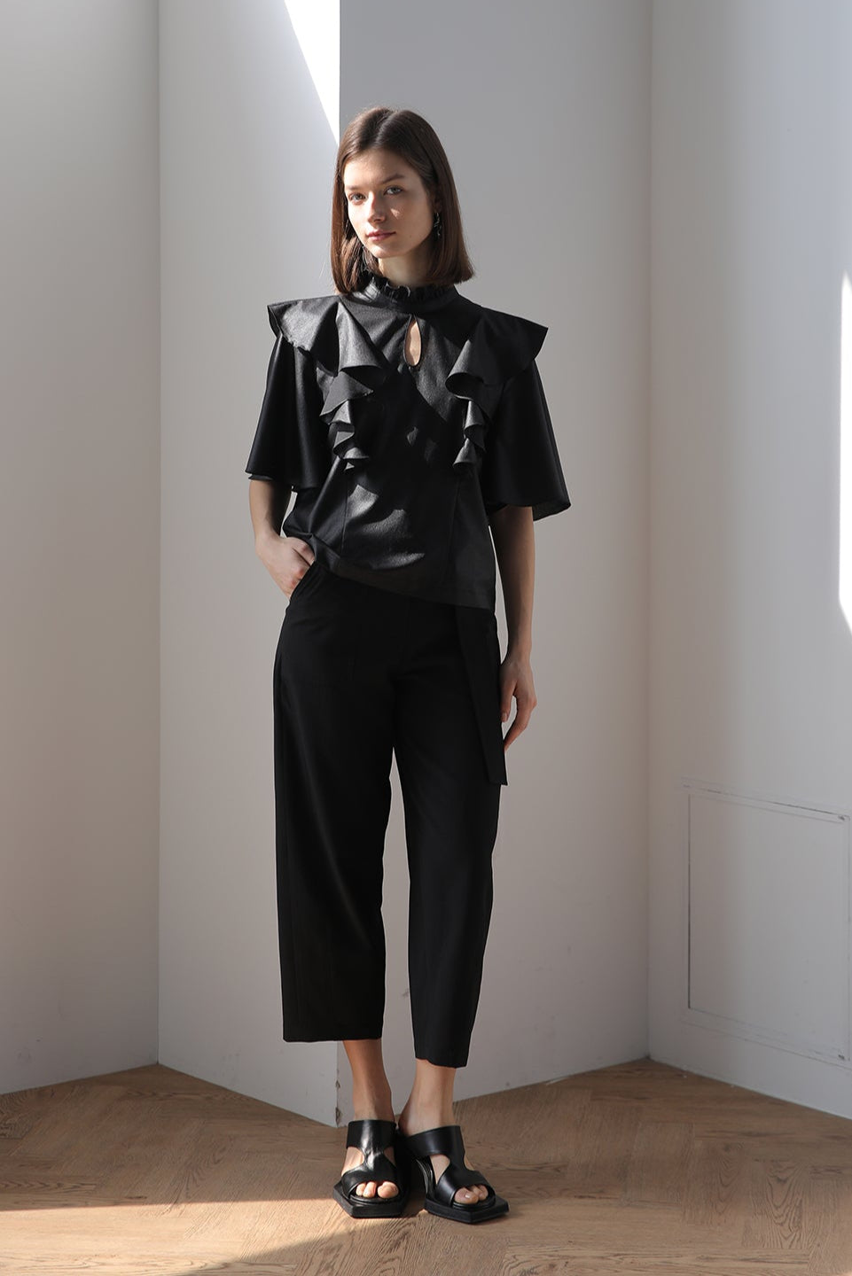 Loose fit key holder neckline ruffle blouse black - fasfas