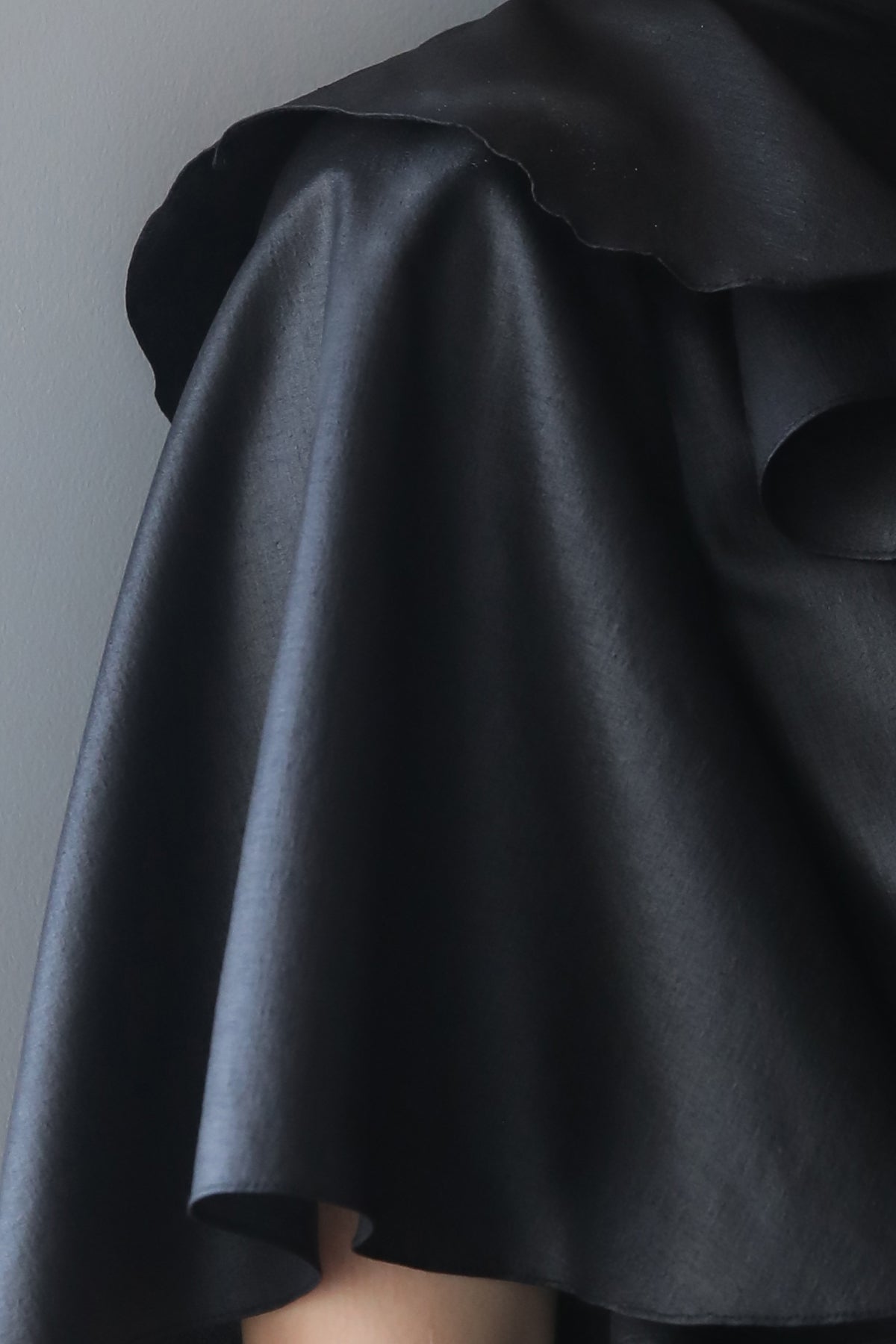 Loose fit key holder neckline ruffle blouse black - fasfas