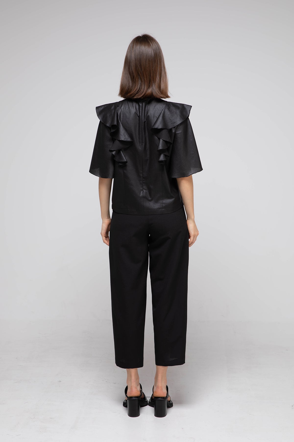 Loose fit key holder neckline ruffle blouse black - fasfas