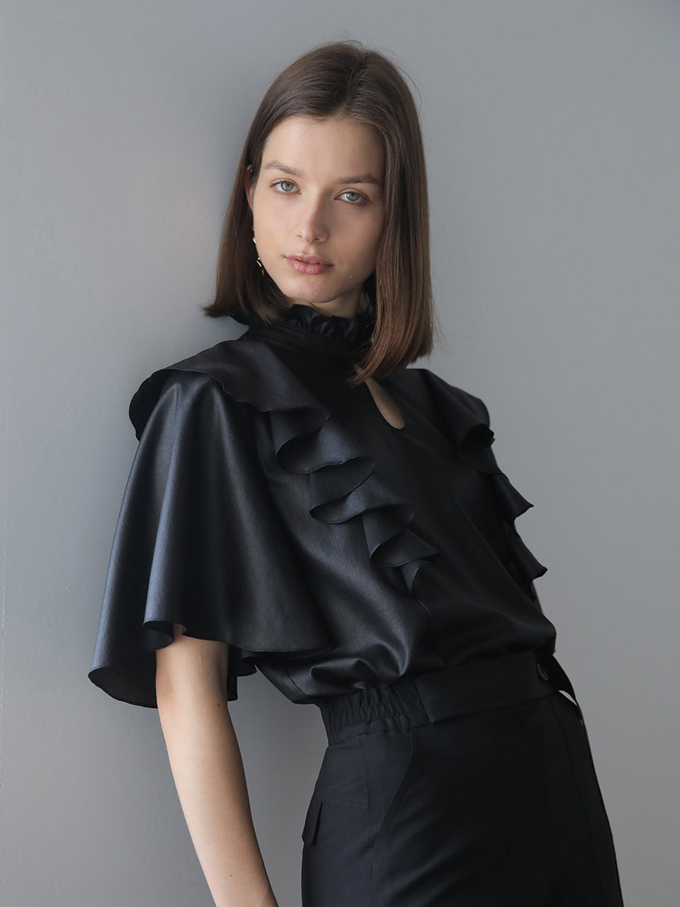 Loose fit key holder neckline ruffle blouse black - fasfas