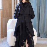 Locker sitzender Trenchcoat mit Cutout, Cape-Ärmel, asymmetrisch, schwarz