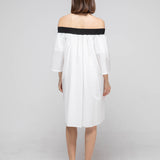 Schwarzes Midi-Kleid mit schulterfreiem Ausschnitt