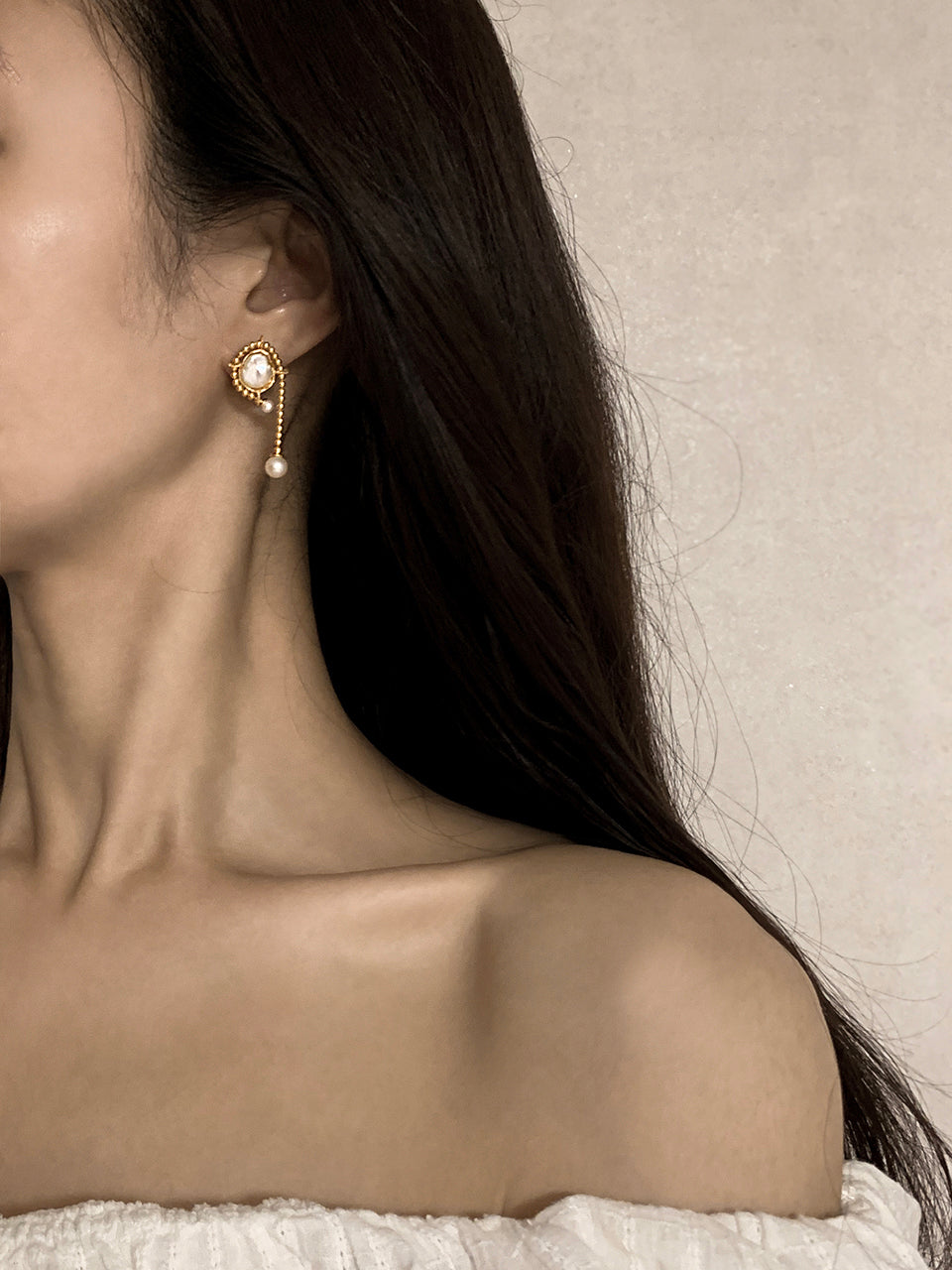 Queen b earring - fasfas