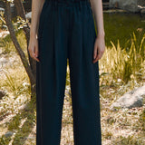 Weit geschnittene Hose mit Biesen und Falten in Marineblau