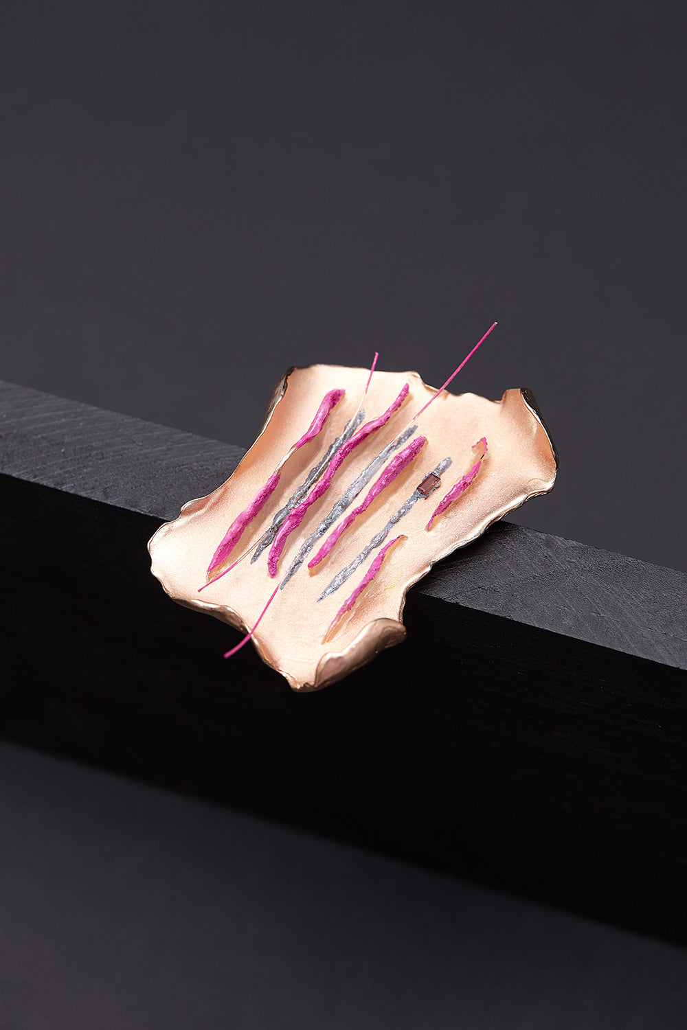Rhizome objet brooch pink - fasfas