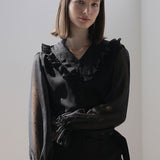 Blouse noire en chiffon à volants et col en V