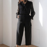 Blouse noire en chiffon à volants et col en V