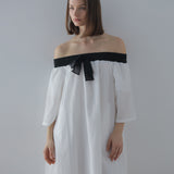 Schwarzes Midi-Kleid mit schulterfreiem Ausschnitt