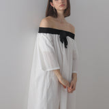 Schwarzes Midi-Kleid mit schulterfreiem Ausschnitt