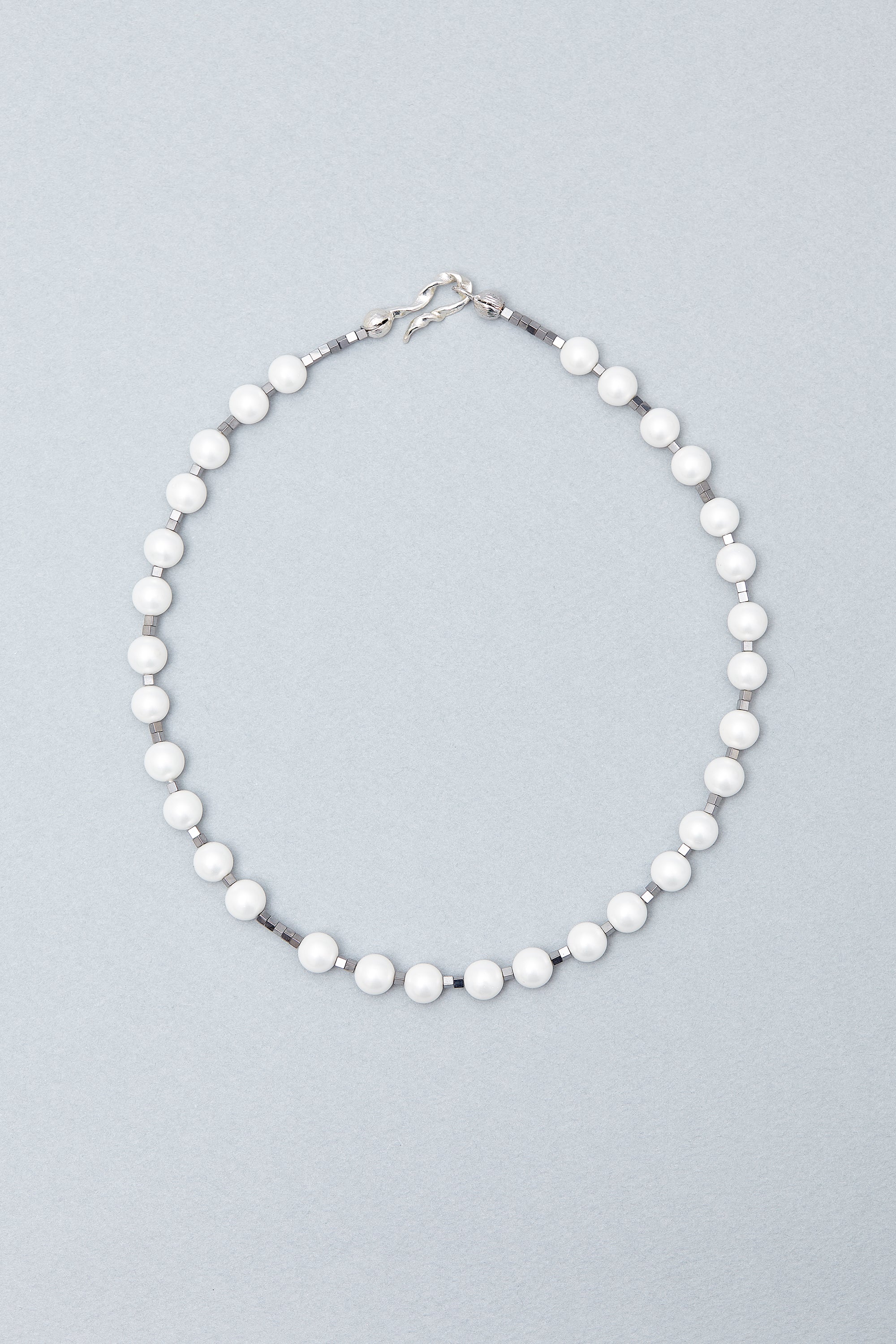 Somewhere between grey and white pearl necklace (8mm) [unisex] - fasfas
