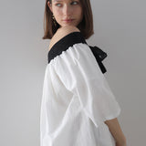 Schwarzes Midi-Kleid mit schulterfreiem Ausschnitt