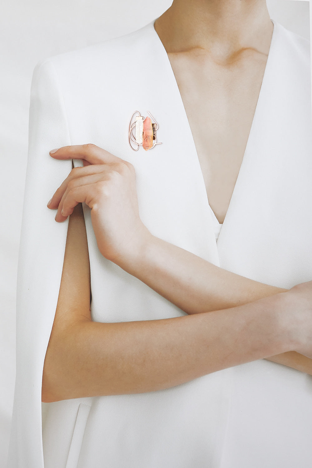 Dancing objet No.9 petit brooch peach - fasfas